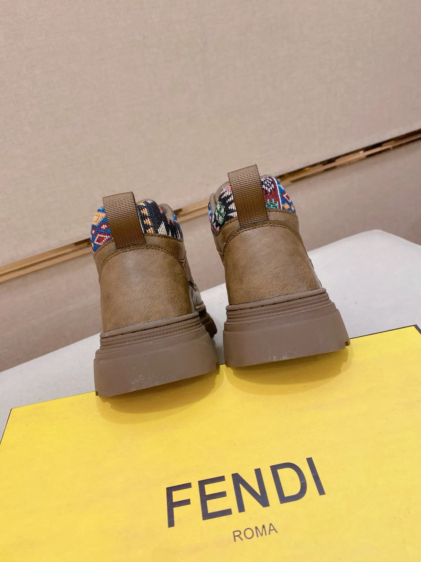 Factory price 442💰 (fendi) New high-top 👊🏻 upper 🇮🇹 imported cowhide fabric 🇩🇪 imported breathable mesh lining. The original outsole is molded to highlight the identity of every man, and the upper foot is elegant and stable🚶🏻🚶🏻The high-end custom counters reproduce the original version📯No matter the wind or rain, the shoe last remains unchanged and can withstand the verification of time🔍️,🔵 Size: 38-44